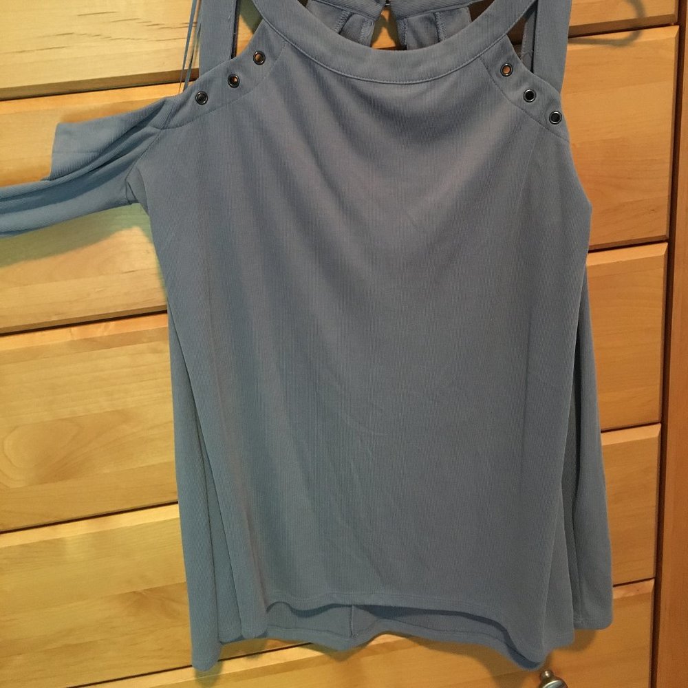 Rock and Republic Cold Shoulder 3/4 sleeve blouse